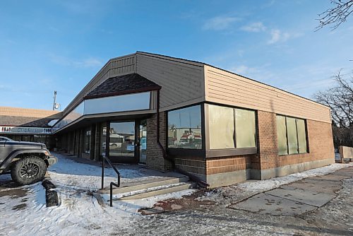 RUTH BONNEVILLE / WINNIPEG FREE PRESS 

Local - Previous Academy Starbucks 

 Starbucks has shuttered hundreds of stores across Canada including the Academy and Lanark location.

Story is how Good Earth Coffee Company out of Calgary, is looking closely at possibly moving into this location.

March 03, 2021
