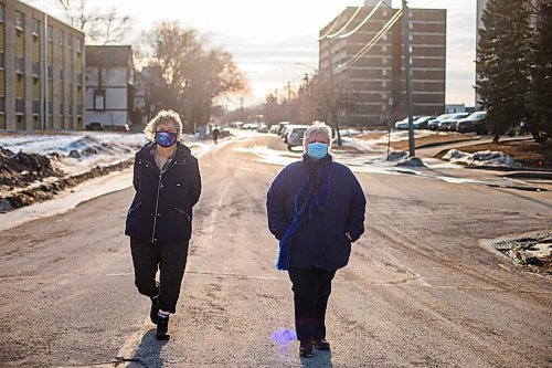 MIKAELA MACKENZIE / WINNIPEG FREE PRESS

Linda Larkin (left) and Lorna Kirkness, who are swimming (and now walking) buddies, pose for a photo on their walk in Winnipeg on Wednesday, March 3, 2021. For JS story.

Winnipeg Free Press 2021