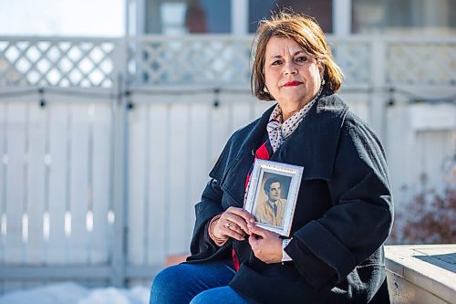 MIKAELA MACKENZIE / WINNIPEG FREE PRESS

Eddie Calisto-Tavares (daughter of Manuel dos Santos de Sousa, who died of COVID-19 in the Maples care home) poses for a portrait with a photo of her father in Winnipeg on Friday, March 5, 2021. For Kevin story.

Winnipeg Free Press 2021