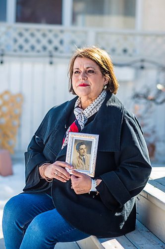 MIKAELA MACKENZIE / WINNIPEG FREE PRESS

Eddie Calisto-Tavares (daughter of Manuel dos Santos de Sousa, who died of COVID-19 in the Maples care home) poses for a portrait with a photo of her father in Winnipeg on Friday, March 5, 2021. For Kevin story.

Winnipeg Free Press 2021