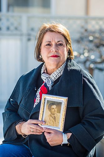 MIKAELA MACKENZIE / WINNIPEG FREE PRESS

Eddie Calisto-Tavares (daughter of Manuel dos Santos de Sousa, who died of COVID-19 in the Maples care home) poses for a portrait with a photo of her father in Winnipeg on Friday, March 5, 2021. For Kevin story.

Winnipeg Free Press 2021