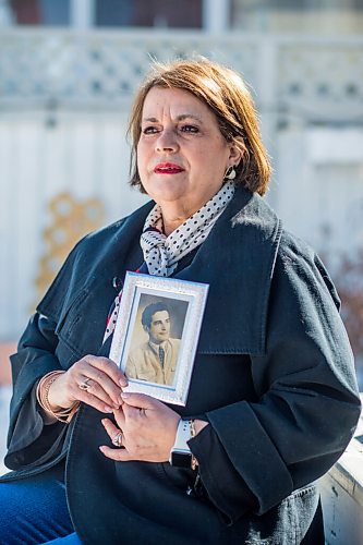 MIKAELA MACKENZIE / WINNIPEG FREE PRESS

Eddie Calisto-Tavares (daughter of Manuel dos Santos de Sousa, who died of COVID-19 in the Maples care home) poses for a portrait with a photo of her father in Winnipeg on Friday, March 5, 2021. For Kevin story.

Winnipeg Free Press 2021