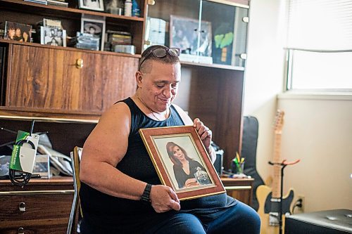 MIKAELA MACKENZIE / WINNIPEG FREE PRESS

Chet Breau (son of Valerie St.Germain, who died of COVID-19) poses for a portrait with a photo of his mother in Winnipeg on Friday, March 5, 2021. For Kevin story.

Winnipeg Free Press 2021