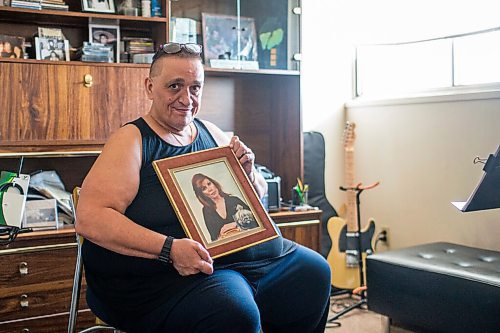 MIKAELA MACKENZIE / WINNIPEG FREE PRESS

Chet Breau (son of Valerie St.Germain, who died of COVID-19) poses for a portrait with a photo of his mother in Winnipeg on Friday, March 5, 2021. For Kevin story.

Winnipeg Free Press 2021