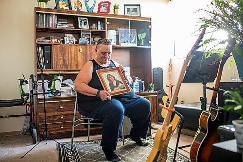 MIKAELA MACKENZIE / WINNIPEG FREE PRESS

Chet Breau (son of Valerie St.Germain, who died of COVID-19) poses for a portrait with a photo of his mother in Winnipeg on Friday, March 5, 2021. For Kevin story.

Winnipeg Free Press 2021