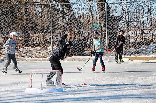 Canstar Community News Students at Oakville School play hockey on a homemade rink during a lunch break on March 2. (GABRIELLE PICHÉ/CANSTAR COMMUNITY NEWS/HEADLINER)