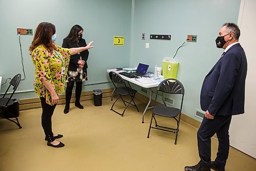 MIKE DEAL / WINNIPEG FREE PRESS
Health and Seniors Care Minister Heather Stefanson (centre) gets a tour of the COVID-19 vaccination Selkirk supersite (former Selkirk & District General Hospital, 100 Easton Drive) along with Selkirk MLA Allen Lagimodiere (right) lead by Shannon Montgomery (left), Regional director of public health and wellness, Monday morning just before it opens for their first vaccination patients.
210308 - Monday, March 08, 2021.