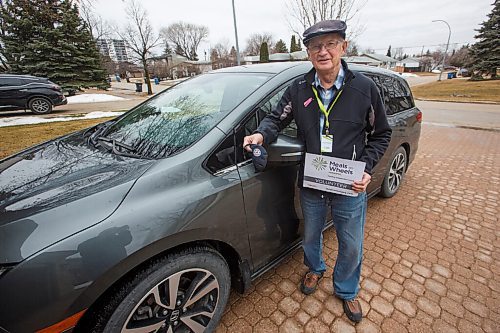 MIKE DEAL / WINNIPEG FREE PRESS
Albert Toews, 81, volunteers two or three times a week delivering food for Meals on Wheels. See Aaron Epp story.
210309 - Tuesday, March 09, 2021.