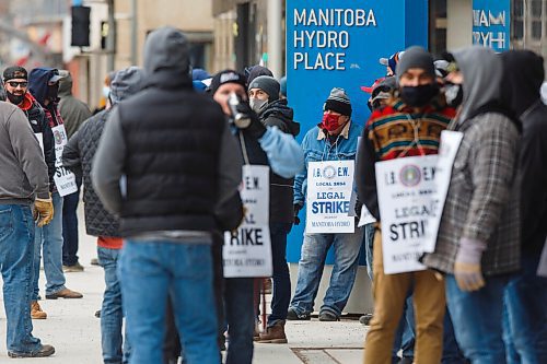 MIKE DEAL / WINNIPEG FREE PRESS
Manitoba Hydro employees in the IBEW local 2034 picket outside the head office at 360 Portage Avenue Wednesday morning.
210310 - Wednesday, March 10, 2021.