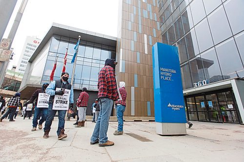MIKE DEAL / WINNIPEG FREE PRESS
Manitoba Hydro employees in the IBEW local 2034 picket outside the head office at 360 Portage Avenue Wednesday morning.
210310 - Wednesday, March 10, 2021.