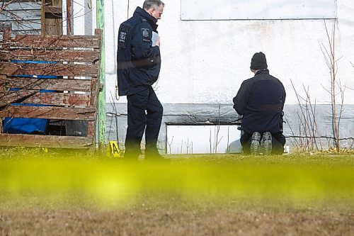 MIKE DEAL / WINNIPEG FREE PRESS
Winnipeg police forensics officers at a taped off scene at 596 Stella Avenue Wednesday afternoon.
210310 - Wednesday, March 10, 2021.