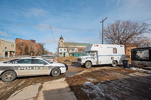 MIKE DEAL / WINNIPEG FREE PRESS
Winnipeg police forensics officers at a taped off scene at 596 Stella Avenue Wednesday afternoon.
210310 - Wednesday, March 10, 2021.