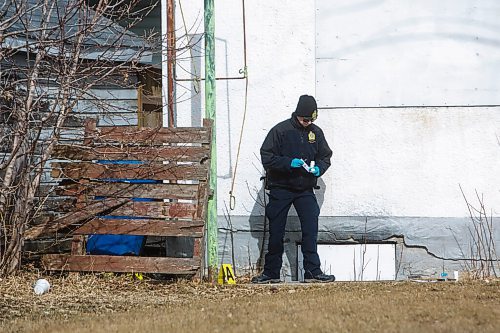 MIKE DEAL / WINNIPEG FREE PRESS
Winnipeg police forensics officers at a taped off scene at 596 Stella Avenue Wednesday afternoon.
210310 - Wednesday, March 10, 2021.
