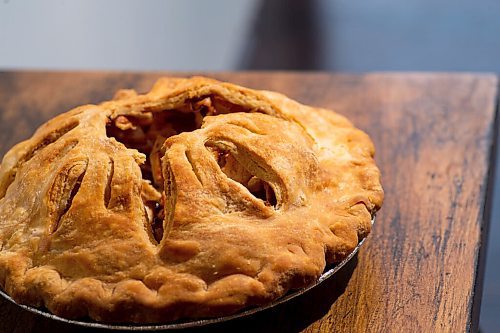 MIKE SUDOMA / WINNIPEG FREE PRESS
Lilac Bakerys apple pie, sits on a bakery shelf Wednesday morning
March 10, 2021