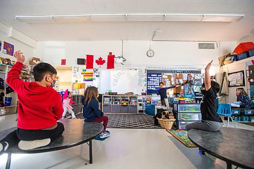 MIKAELA MACKENZIE / WINNIPEG FREE PRESS

Grade 1-2 teacher Beverley Lunney uses a document camera to do her end-of-day read aloud at Ecole Belmont in Winnipeg on Friday, March 12, 2021. For Maggie Macintosh story.

Winnipeg Free Press 2021