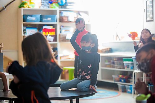 MIKAELA MACKENZIE / WINNIPEG FREE PRESS

Gabby Dela Cruz raises her hand in Beverley Lunney's class as they do their end-of-day read aloud using a document camera at Ecole Belmont in Winnipeg on Friday, March 12, 2021. For Maggie Macintosh story.

Winnipeg Free Press 2021