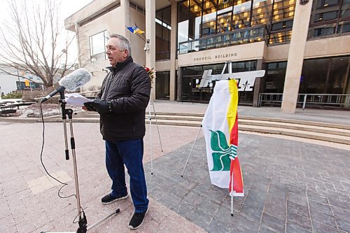 MIKE DEAL / WINNIPEG FREE PRESS
Alan Turner, son of the last mayor of St. Boniface, Ed Turner, speaks Monday morning. The protesters believe that when St. Boniface turned over the keys to their city hall to Winnipeg 50 years ago, it was with the intention that it should remain a public asset.
St. Boniface residents are voicing their opposition to the sale of St. Boniface City Hall by delivering two art pieces: a large, stylized key and a wreath made of hundreds of keys representing the voices of residents who oppose the sale of the building located at 219 Provencher Blvd. Monday morning.
210315 - Monday, March 15, 2021.