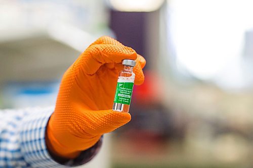 MIKAELA MACKENZIE / WINNIPEG FREE PRESS

Pharmacist Ryan Chan shows an Oxford-AstraZeneca vaccine vial at the Exchange District Pharmacy in Winnipeg on Tuesday, March 16, 2021. For --- story.

Winnipeg Free Press 2021