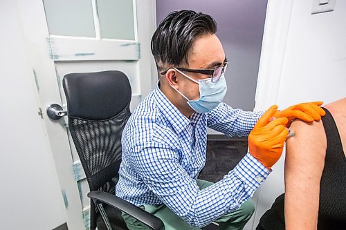 MIKAELA MACKENZIE / WINNIPEG FREE PRESS

Pharmacist Ryan Chan gives an Oxford-AstraZeneca vaccine at the Exchange District Pharmacy in Winnipeg on Tuesday, March 16, 2021. For --- story.

Winnipeg Free Press 2021