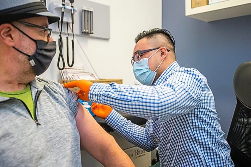 MIKAELA MACKENZIE / WINNIPEG FREE PRESS

Pharmacist Ryan Chan gives John Giavedoni an Oxford-AstraZeneca vaccine at the Exchange District Pharmacy in Winnipeg on Tuesday, March 16, 2021. For --- story.

Winnipeg Free Press 2021