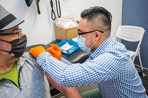 MIKAELA MACKENZIE / WINNIPEG FREE PRESS

Pharmacist Ryan Chan gives John Giavedoni an Oxford-AstraZeneca vaccine at the Exchange District Pharmacy in Winnipeg on Tuesday, March 16, 2021. For --- story.

Winnipeg Free Press 2021