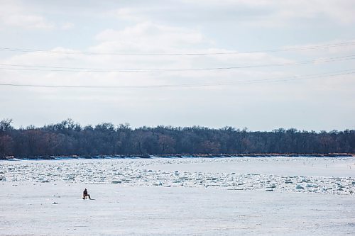 MIKAELA MACKENZIE / WINNIPEG FREE PRESS

Folks ice fish on the Red River as the ice breaks up behind near Selkirk on Tuesday, March 16, 2021. Standup.

Winnipeg Free Press 2021