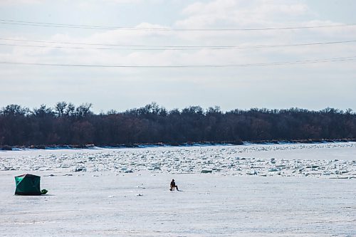 MIKAELA MACKENZIE / WINNIPEG FREE PRESS

Folks ice fish on the Red River as the ice breaks up behind near Selkirk on Tuesday, March 16, 2021. Standup.

Winnipeg Free Press 2021