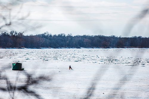 MIKAELA MACKENZIE / WINNIPEG FREE PRESS

Folks ice fish on the Red River as the ice breaks up behind near Selkirk on Tuesday, March 16, 2021. Standup.

Winnipeg Free Press 2021