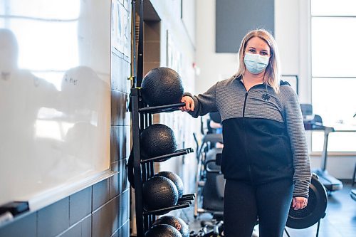 MIKAELA MACKENZIE / WINNIPEG FREE PRESS

P.E. teacher Deondra Twerdun-Peters poses for a portrait at the Fort Richmond Collegiate weight room in Winnipeg on Thursday, March 18, 2021. For Maggie Macintosh story.

Winnipeg Free Press 2021