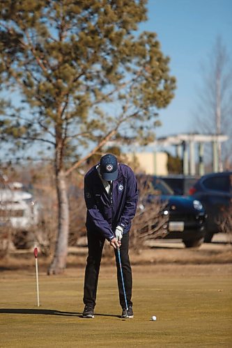 MIKE DEAL / WINNIPEG FREE PRESS
Wes Wold gets warmed up on the putting green at Southside Golf Course, prior to heading out for his first round of the year.
Eager golfers take to the links at Southside Golf Course (2226 Southside Road, Grande Pointe) on a blustery Thursday.
210318 - Thursday, March 18, 2021.