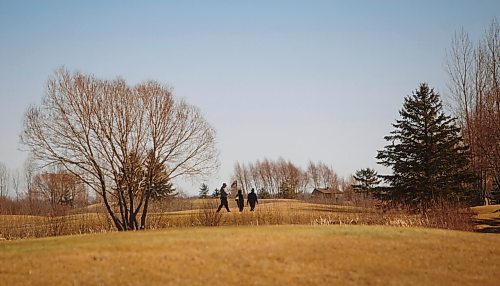 MIKE DEAL / WINNIPEG FREE PRESS
Eager golfers take to the links at Southside Golf Course (2226 Southside Road, Grande Pointe) on a blustery Thursday.
210318 - Thursday, March 18, 2021.