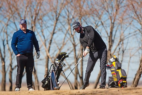 MIKE DEAL / WINNIPEG FREE PRESS
Connor Stewart clobbers the ball on his first drive of the season at Southside Golf Course Thursday afternoon.
Eager golfers take to the links at Southside Golf Course (2226 Southside Road, Grande Pointe) on a blustery Thursday.
210318 - Thursday, March 18, 2021.