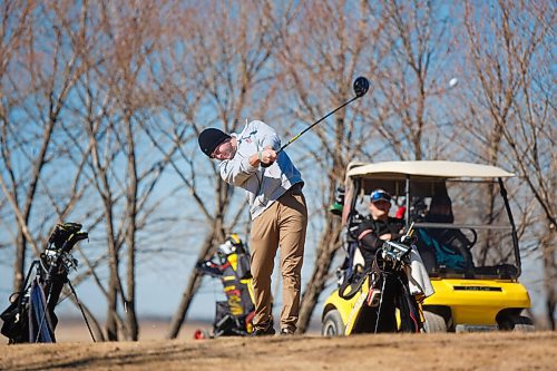 MIKE DEAL / WINNIPEG FREE PRESS
Trent Robertson clobbers the ball on his first drive of the season at Southside Golf Course Thursday afternoon.
Eager golfers take to the links at Southside Golf Course (2226 Southside Road, Grande Pointe) on a blustery Thursday.
210318 - Thursday, March 18, 2021.