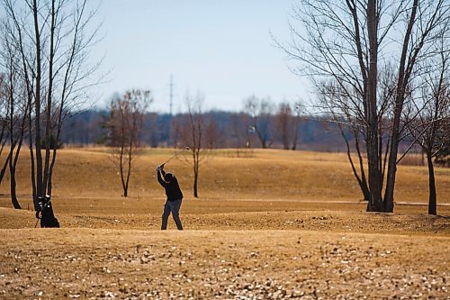 MIKE DEAL / WINNIPEG FREE PRESS
Eager golfers take to the links at Southside Golf Course (2226 Southside Road, Grande Pointe) on a blustery Thursday.
210318 - Thursday, March 18, 2021.