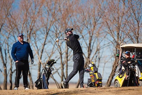 MIKE DEAL / WINNIPEG FREE PRESS
Connor Stewart watches his ball take flight with his first drive of the season at Southside Golf Course Thursday afternoon.
Eager golfers take to the links at Southside Golf Course (2226 Southside Road, Grande Pointe) on a blustery Thursday.
210318 - Thursday, March 18, 2021.