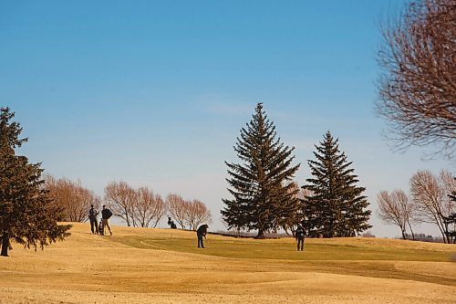MIKE DEAL / WINNIPEG FREE PRESS
Eager golfers on the third hole green at Southside Golf Course (2226 Southside Road, Grande Pointe) on a blustery Thursday.
210318 - Thursday, March 18, 2021.