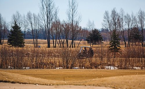 MIKE DEAL / WINNIPEG FREE PRESS
Eager golfers take to the links at Southside Golf Course (2226 Southside Road, Grande Pointe) on a blustery Thursday.
210318 - Thursday, March 18, 2021.