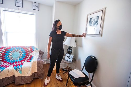 MIKAELA MACKENZIE / WINNIPEG FREE PRESS

Isabel Daniels shows a photo of Velma in the medicine room at Velma's House in Winnipeg on Thursday, March 18, 2021. For Julia-Simone Rutgers story.

Winnipeg Free Press 2021