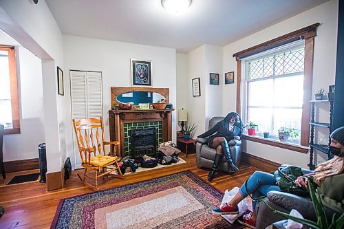 MIKAELA MACKENZIE / WINNIPEG FREE PRESS

Advisory team members Anisha Saddler (left) and Melissa Weseen hang out in the common area at Velma's House in Winnipeg on Thursday, March 18, 2021. For Julia-Simone Rutgers story.

Winnipeg Free Press 2021