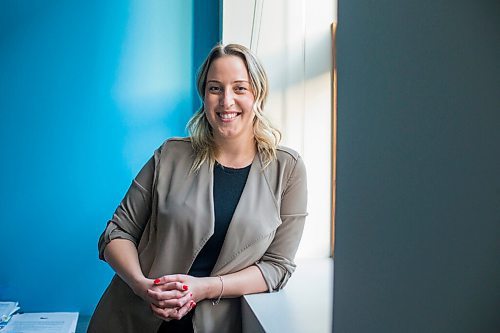 MIKAELA MACKENZIE / WINNIPEG FREE PRESS

Jane Helbrecht, president on the board of directors for Prairie Theatre Exchange, poses for a portrait in her office in Winnipeg on Friday, March 19, 2021. For Aaron Epp story.

Winnipeg Free Press 2021