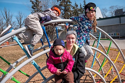 Daniel Crump / Winnipeg Free Press. Teagan Sleeva with her three kids Deslyn (6), Broderick (3) and Rhettley (1) at the Assiniboine Park Zoo. March 20, 2021.