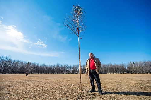 MIKAELA MACKENZIE / WINNIPEG FREE PRESS

Murray Sinclair, who has received the vaccination, poses for a portrait on his property near St. Andrews on Monday, March 22, 2021. For Kevin Rollason story.

Winnipeg Free Press 2021