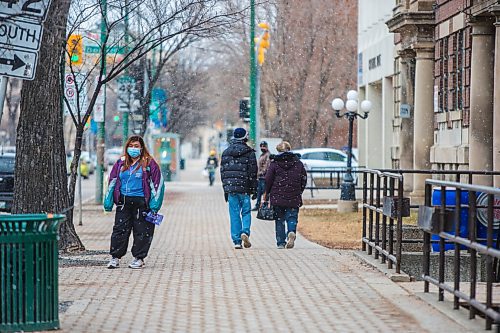 MIKAELA MACKENZIE / WINNIPEG FREE PRESS

A few flakes of snow fall downtown on Broadway at Hargrave Street in Winnipeg on Tuesday, March 23, 2021. Standup.

Winnipeg Free Press 2021