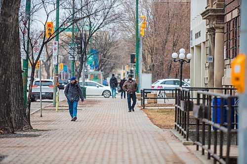 MIKAELA MACKENZIE / WINNIPEG FREE PRESS

A few flakes of snow fall downtown on Broadway at Hargrave Street in Winnipeg on Tuesday, March 23, 2021. Standup.

Winnipeg Free Press 2021