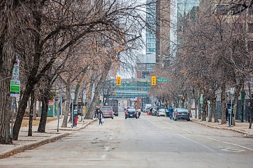 MIKAELA MACKENZIE / WINNIPEG FREE PRESS

A few flakes of snow fall downtown on Broadway at Hargrave Street in Winnipeg on Tuesday, March 23, 2021. Standup.

Winnipeg Free Press 2021