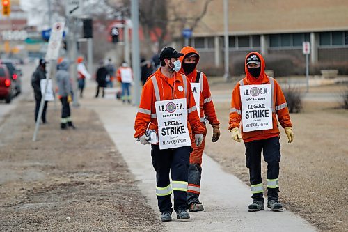 JOHN WOODS / WINNIPEG FREE PRESS
Manitoba Hydro workers walk the picket line in Winnipeg Tuesday, March 23, 2021. 

Reporter: ?