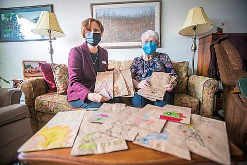 MIKAELA MACKENZIE / WINNIPEG FREE PRESS

Executive director Luise Sawatzky (left) and resident Joan Grenon pose for a photo with the decorated bags at Boulton River Heights Retirement Community complex in Winnipeg on Wednesday, March 24, 2021. Every day servers at the complex are transforming about 100 plain brown paper bags into works of art as residents take their meals in their suites during lockdown. For Doug story.

Winnipeg Free Press 2021