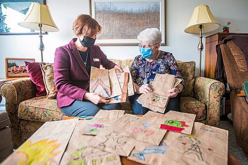 MIKAELA MACKENZIE / WINNIPEG FREE PRESS

Executive director Luise Sawatzky (left) and resident Joan Grenon pose for a photo with the decorated bags at Boulton River Heights Retirement Community complex in Winnipeg on Wednesday, March 24, 2021. Every day servers at the complex are transforming about 100 plain brown paper bags into works of art as residents take their meals in their suites during lockdown. For Doug story.

Winnipeg Free Press 2021