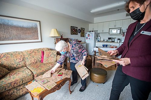 MIKAELA MACKENZIE / WINNIPEG FREE PRESS

Resident Joan Grenon (left) and executive director Luise Sawatzky pose for a photo with the decorated bags at Boulton River Heights Retirement Community complex in Winnipeg on Wednesday, March 24, 2021. Every day servers at the complex are transforming about 100 plain brown paper bags into works of art as residents take their meals in their suites during lockdown. For Doug story.

Winnipeg Free Press 2021