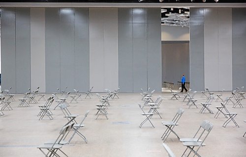MIKE DEAL / WINNIPEG FREE PRESS
Empty chairs waiting for patients at the Vaccine Supercentre in the RBC Convention Centre Thursday morning.
210325 - Thursday, March 25, 2021.